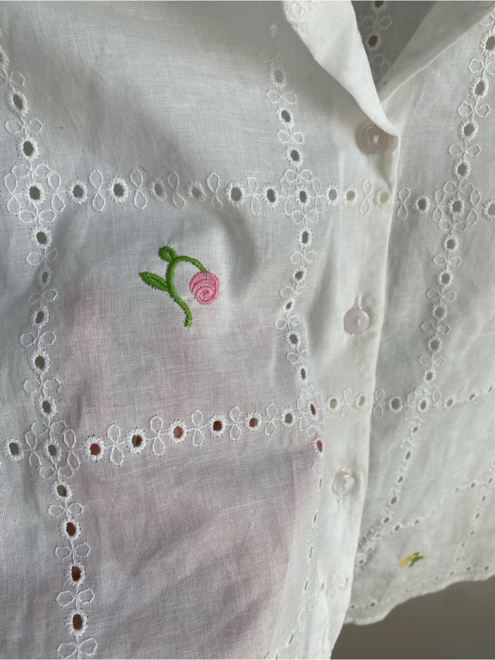 90’s Summer Cropped White Eyelet Button-Up with Embroidered Floral 100% Cotton - Picture 4 of 7